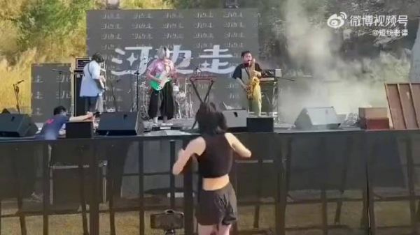 保安:都别动,看她还有什么活儿