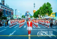 青岛金沙滩啤酒城多彩艺术巡游登场 奏响夏日狂欢活力乐章