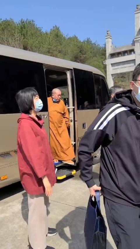 少林董事大色魔,秃驴僧袍藏万贯,佛祖天边一朵云,云下皆是草台班