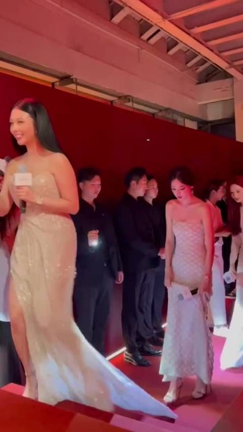 这视角看一排女明星往台上走真好看，大家在上面表情互相别苗头的样子也好看