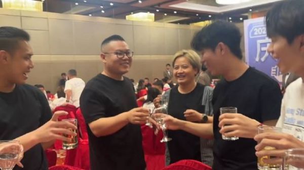 岳云鹏演唱会首演圆满成功 庆功宴上岳岳携手夫人郑敏一起来伴舞这桌敬酒