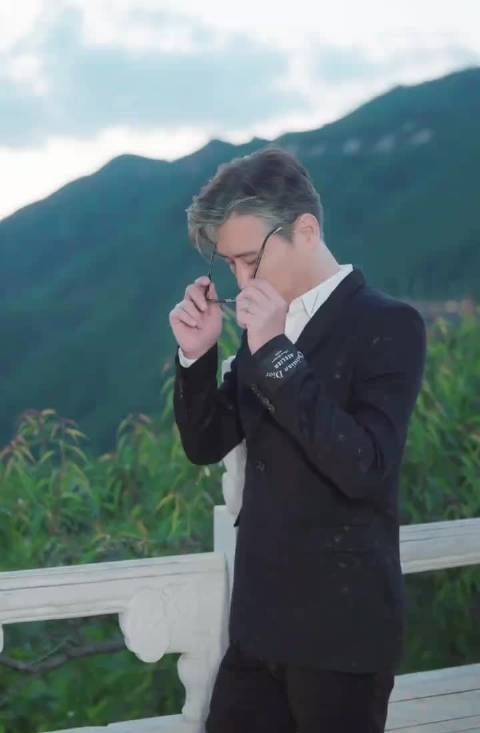 这个李乃文真的是daddy级别,叔圈天花板了,果然老了的法拉利也是法拉利啊!