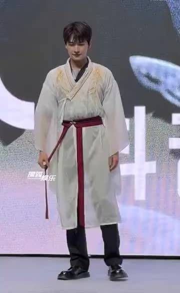 杨洋跳中国舞轻盈优美
