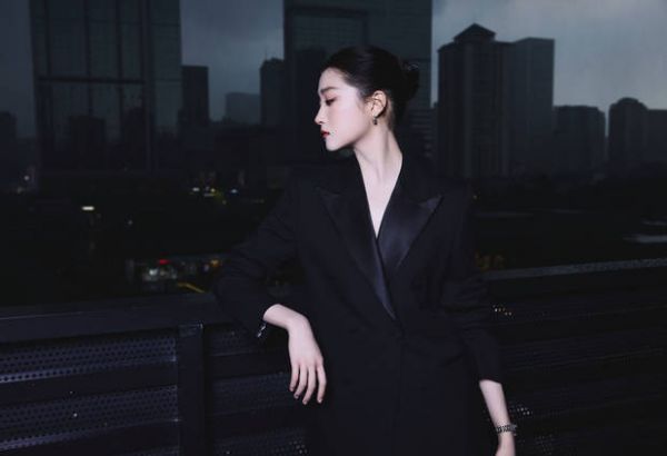关晓彤侧颜惊艳。