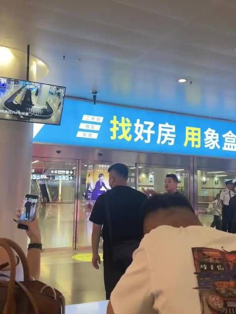 魏哲鸣长沙机场生图曝光,梨涡笑容引粉丝尖叫
