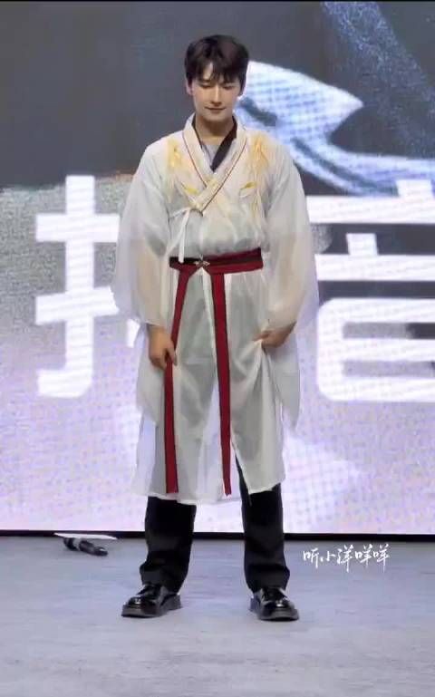 杨洋国风舞姿炸屏,蒙眼舞纱衣带杀
