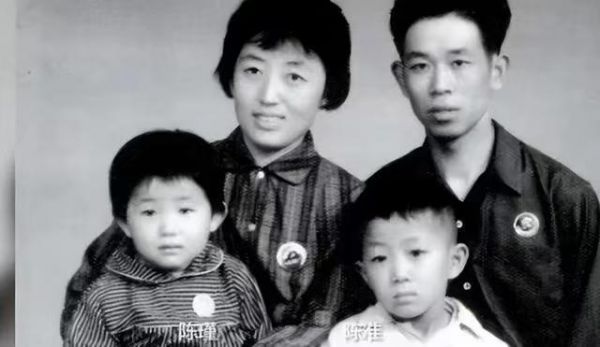 她是国家一级演员，60岁从没谈过恋爱，和亲哥哥互相照顾一生
