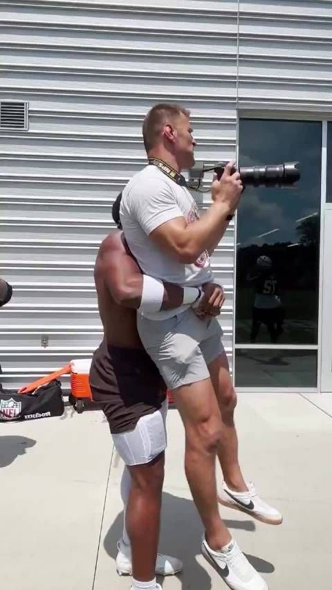 “火警”斯蒂普·米欧奇(Stipe Miocic)去克利夫兰布朗队当摄影师了