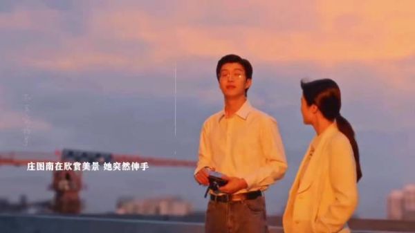 窦骁刘浩存复古造型演绎90年代氛围