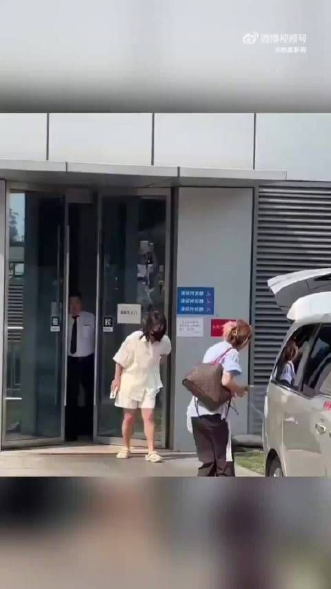 李雪琴疑似旧伤复发