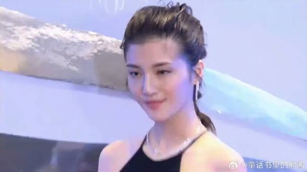 浪漫风格！吴千语与施伯雄婚后首播，透露明年8月举行正式婚礼