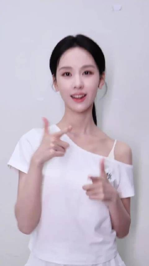 我真的要被这只小兔子给萌死了,陈都灵保持这个营业质量好吗?