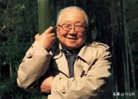看看启功的自撰墓志铭，这才是“宗师级”书法，当代专家不及一成