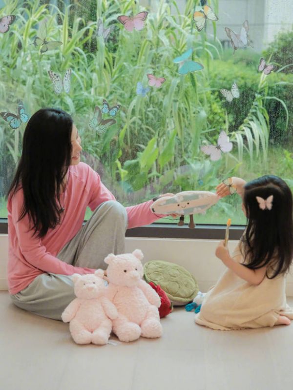 杨子姗女儿戴着蝴蝶发饰好可爱。