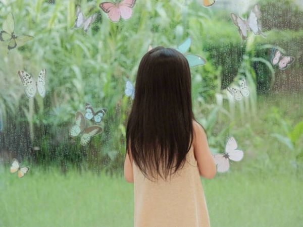 杨子姗晒出女儿的背影照，时间过得好快，小姑娘已经长这么大了，发量超多！