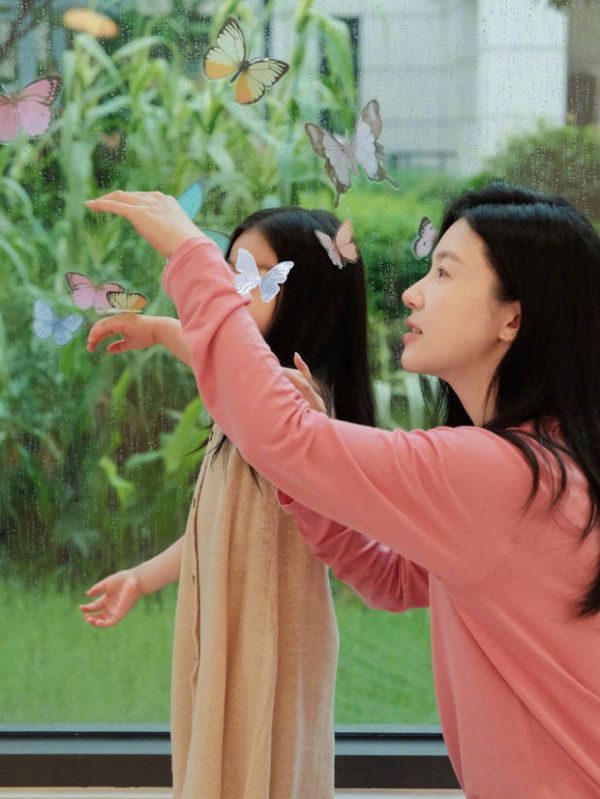 母女俩同框合影，有种淡淡的幸福感。