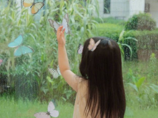 杨子姗女儿开心玩耍。