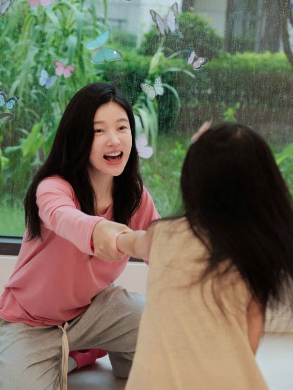 杨子姗满面笑容，陪女儿玩耍的日常生活也很有趣。
