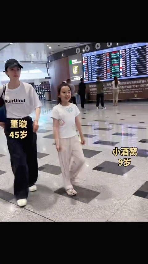 董璇携女小酒窝现身机场，女儿开朗互动萌翻众人