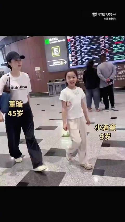 董璇携女儿小酒窝现身机场,开朗互动粉丝