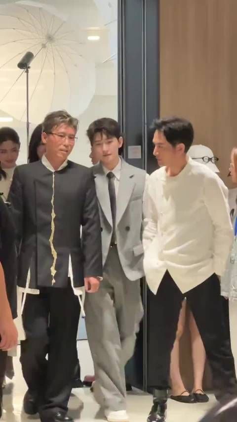 杨洋凡人修仙传片场生图曝光,威亚悬空颜值引热议