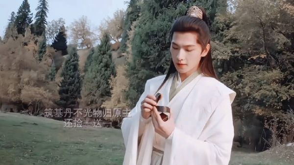 韩立英雄救美差点被师姐扑倒