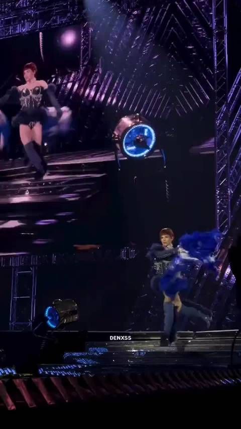 碧昂丝演唱会舞者Honey下台阶崴脚摔倒,但他神奇救场
