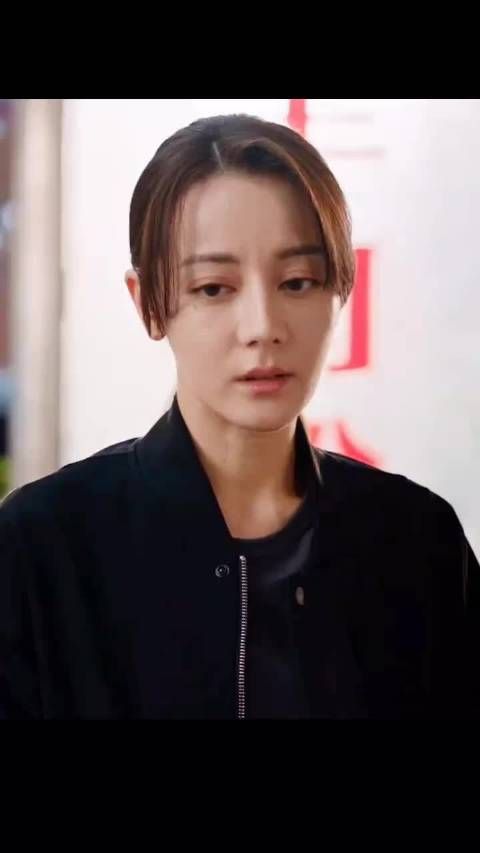 迪丽热巴饰演警官邓妍,心怀慈悲直面黑暗