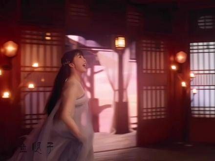 她似乎跋涉了很久,才一步一步来到大强身旁