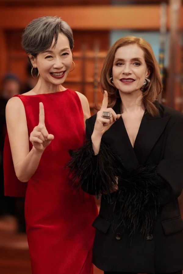 叶童与于佩尔同框合影，二人都摆出“1”的手势，笑容明媚心情好。