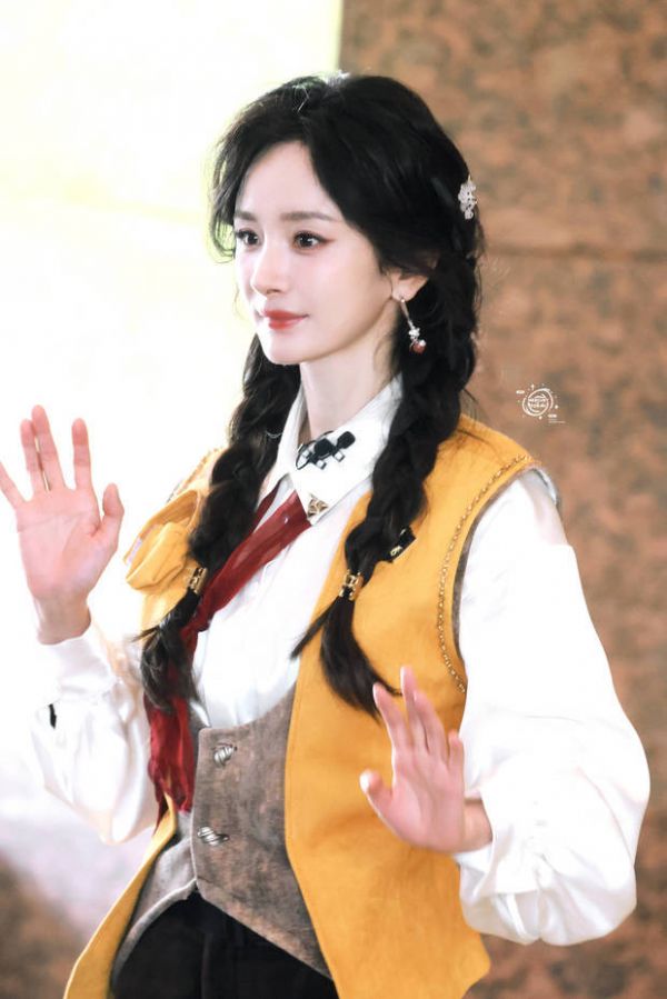 杨幂五官精致。