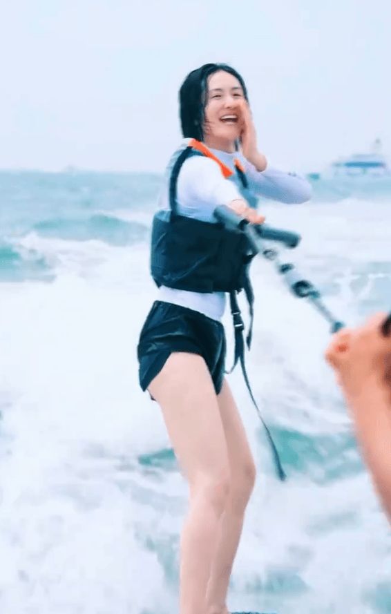 搜狐娱乐讯 近日，谢娜晒出了自己冲浪的视频，只见她肆意又自在。