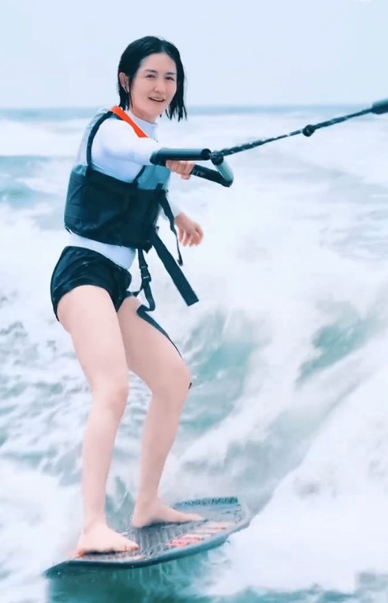 谢娜的身材纤细。