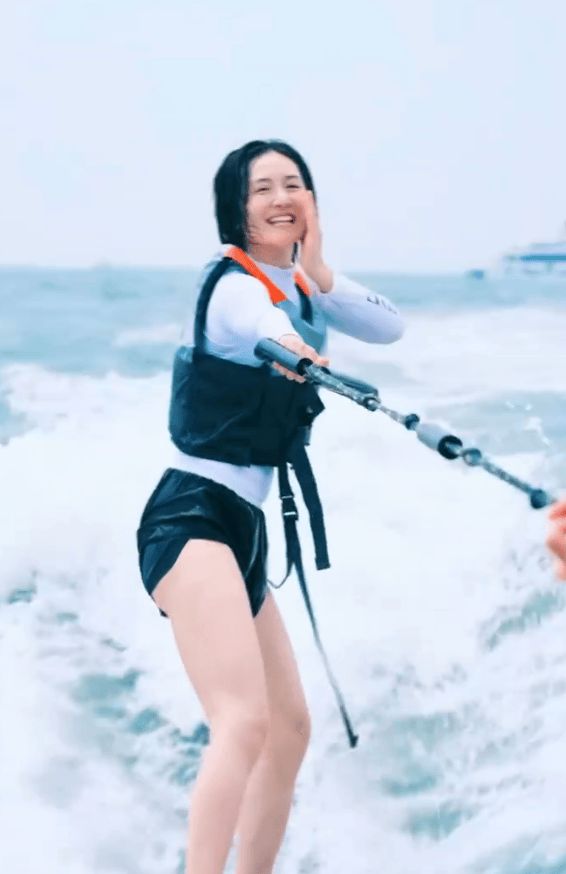 谢娜大声和友人互动。
