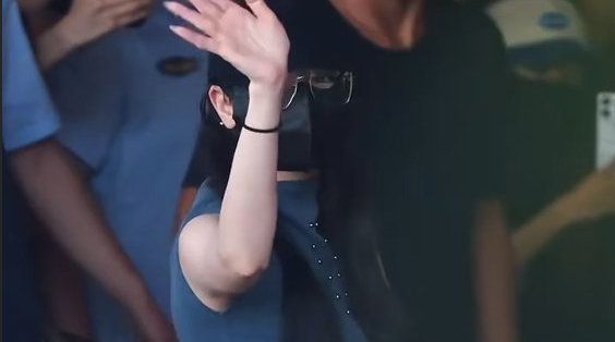 迪丽热巴长沙发出路透️ 起落平安,期待明天直播