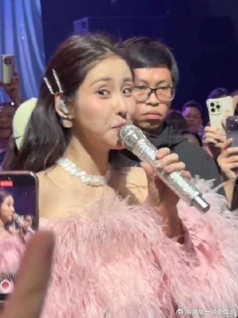 张碧晨新加坡演唱会Day1下来握手递麦你们怎么都不唱啊