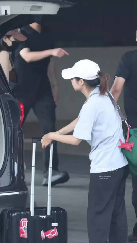 杨幂好优越的身材比例啊,原来红底鞋同样适配女生,真被杨幂美到