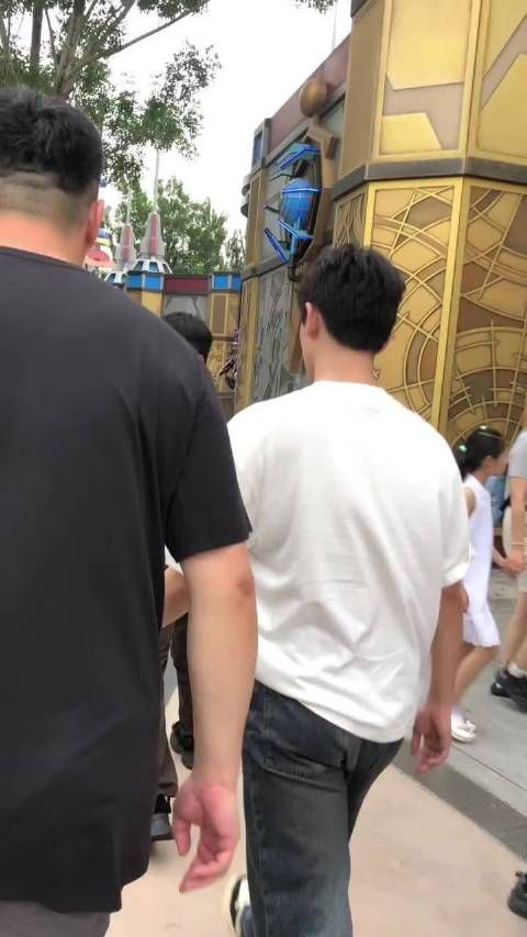 杨洋现身环球影城引围观,路人惊叹体态出众