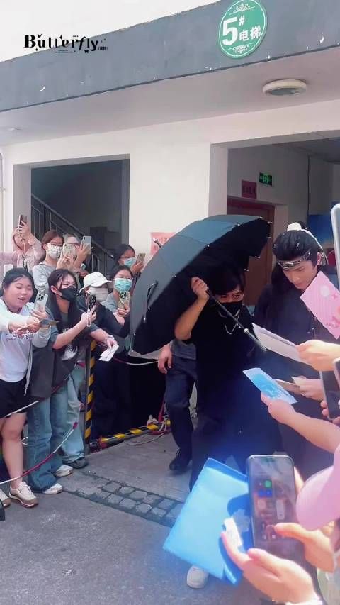 展轩魅影神捕出妆路透 出电梯侧颜绝美 身材好优越