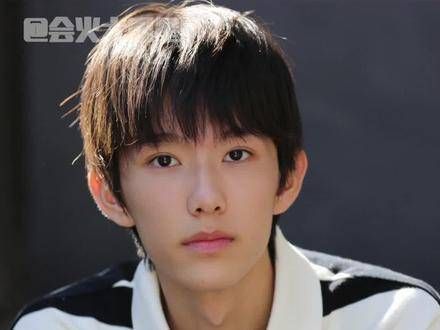 谁懂陈麦冬少年时期那种痞帅中带着清冷的气质啊!少年感 氛围感