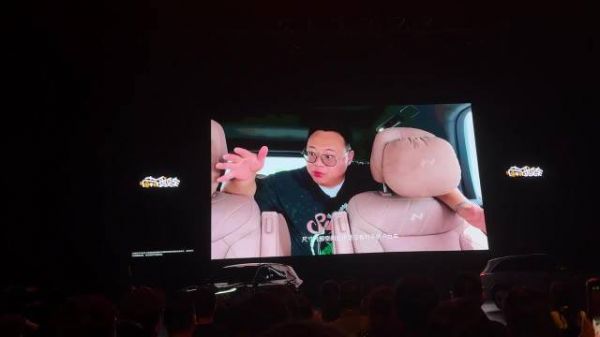 我上发布会直播了！ 夹在@陈震同学 和 @南哥说车 之间 这排面，你受的了吗？
