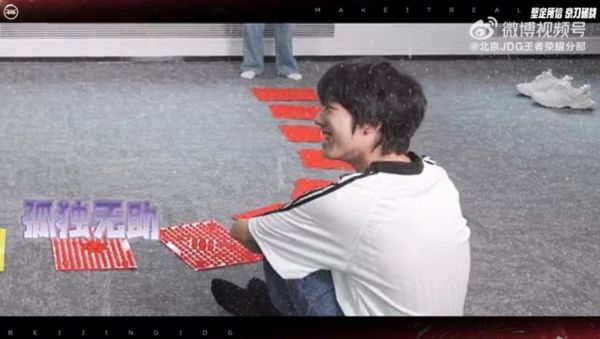 被老弟+指压板痛击的@JDG清融v 年轻就是好 倒头就睡!