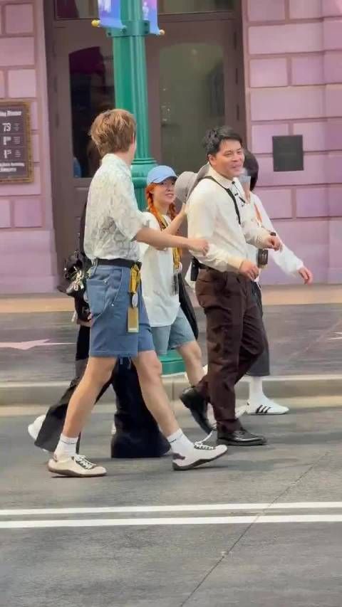 宋茜田嘉瑞同游环球影城被偶遇