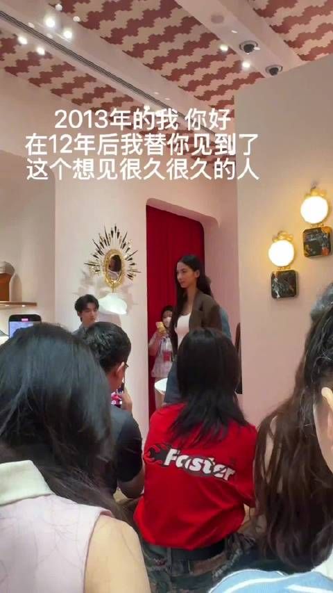 王俊凯活动遇粉丝模特眼神躲闪引热议