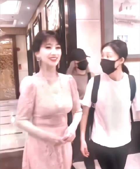 赵雅芝一颦一笑都透露着高雅,妈咪这身材真的绝了