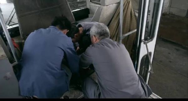 一群人解决不了,李国生却一眼看出问题,大爷眼都亮了
