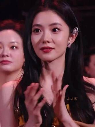 这场活动的拍摄角度十分刁钻,女明星们的反应都显得格外可爱 赵丽颖 张婧仪