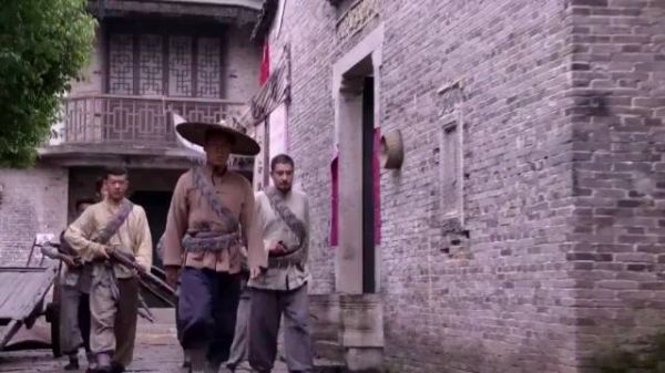 小鬼子扮成村民进城,怎料因为一头猪暴露身份,精彩!