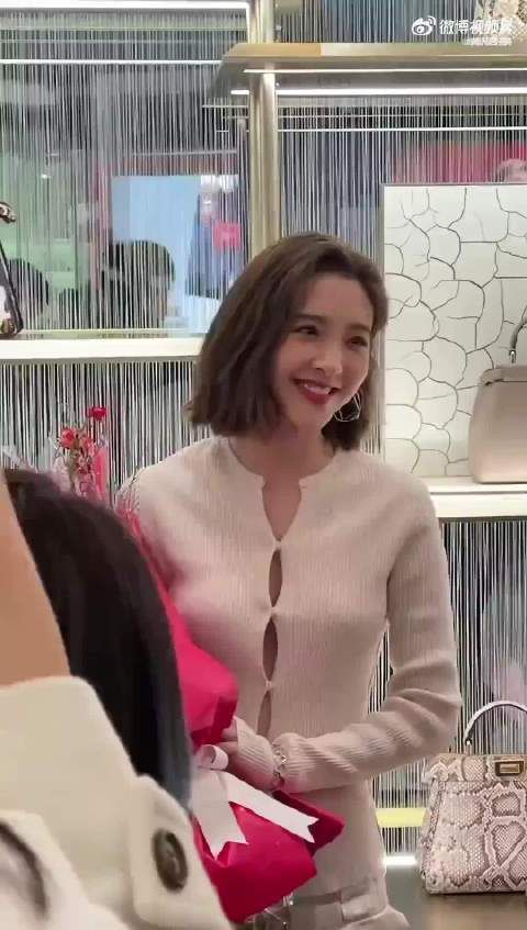 唐艺昕疑似真空出行