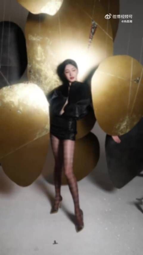 妩媚性感迷人的身姿充满了女人的美丽风情
